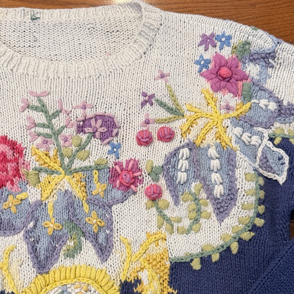 Vintage Floral Embroidered Women's Sweater - Blue and White. Hand knit - Picture 4 of 16